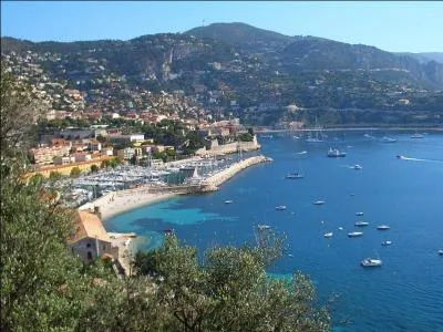 Proche de Nice, on y admire sa citadelle Saint-Elme, comment s'appelle cette ville des Alpes-Maritimes ?