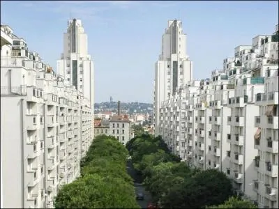 Située dans le Rhône, comment se nomme cette ville limitrophe de Lyon ?