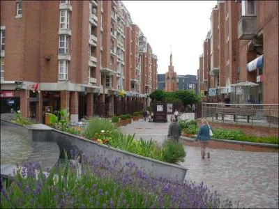 Elle est dans le département du Nord, entre Lille et Roubaix :