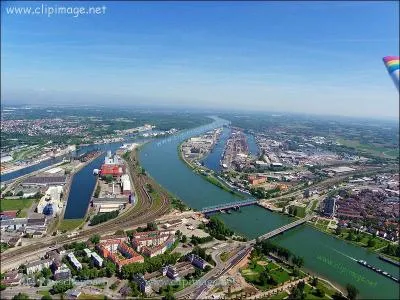 Incendié au XVIIIe siècle, le centre ville de Kehl, en ..., a été reconstruit sur la base d'un plan en damier.