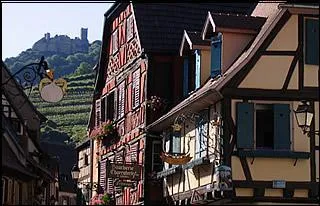 Ribeauvillé, la "cité des Ménétriers", possède une activité économique axée sur le tourisme, la viticulture, l'industrie dont l'imprimerie sur étoffe Beauvillé, en...