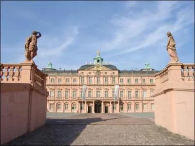 Rastatt est située dans la partie orientale de la plaine du Rhin, à 65 km de Strasbourg, en...