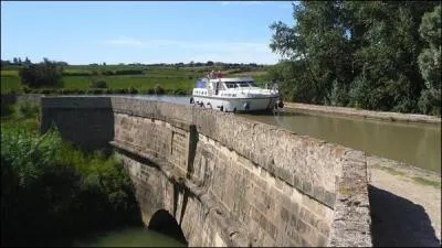 Ce pont canal de 90 mètres de longueur sur le Répudre a été construit en 1676
dans le département de l'Aude à :