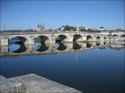 Le pont Jacques Gabriel de 283 mètres de long sur la Loire, construit en 1724
est situé dans le Loir-et-Cher à :