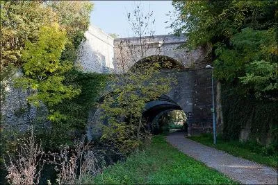 Le pont des Belles Fontaines construit en 1728, possède une arche principale et 7 arches secondaires, il traverse l'Orge dans l'Essonne à :