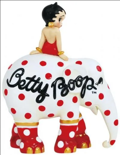 Elle a voulu se rapprocher de l'Asie en visitant la ville d'Auroville qui ne compte que 2262 habitants ! Pourtant, c'est un pays très peuplé, c'est :