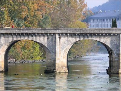 Le Pont Henri IV, de 135 mètres de longueur avec ses 9 arches sur la Vienne, 
construit en 1609 dans le département de la Vienne, se trouve à :