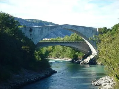 Le Pont Lesdiguières, piétonnier long de 46 mètres sur le Drac, construit en 1611 dans le département actuel de l'Isère, est à :