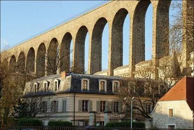 Ce pont aqueduc d'Arcueil-Cachan long de 379 mètres a été construit en
1623, puis en 1860 dans le val-de-Marne. Il possède 2 niveaux et s'appelle :