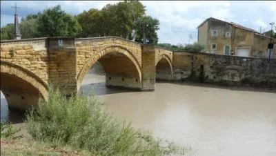 Ce pont roman de 3 arches construit sur L'Ouvèze en 1644, est situé dans le 
Vaucluse, dans la ville de :