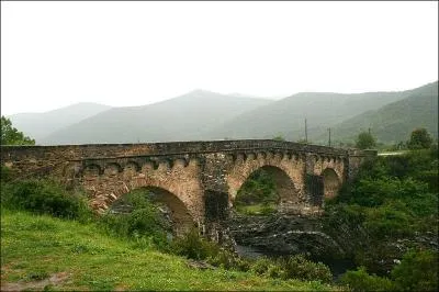 Ce pont de 3 arches sur le Tavignani date du XVIe siècle, reconstruit en 1698, est situé en Haute-Corse à :