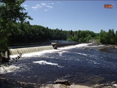 La rivière Jacques Cartier traverse cette ville de plus de 9 000 habitants.
Regardez, il y a un indice.