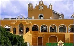 15 000 habitants pour cette ville du Mexique qui fut un site de civilisation maya important et un centre de pèlerinage seulement concurrencé par Chichén Itzá : Izamal surnommée -------.
L'illustration parle d'elle-même.