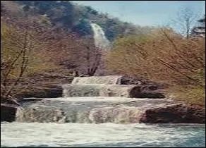 3 106 habitants dans cette commune du département de la Savoie. 
Regardez bien l'illustration et dites quel mot ancien vous devez accoler en préfixe à « blanche ».