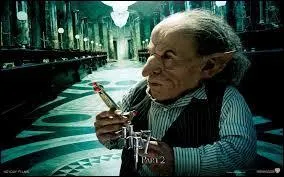 Comment s'appelle le gobelin qui emmène Harry, Ron et Hermione à Gringotts pour cambrioler celle-ci ?