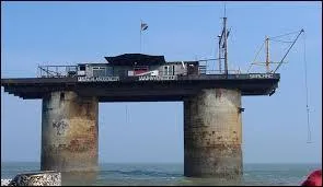 Complétez : Sealand est une principauté située au Royaume-Uni. Sa capitale, Fort Roughs ne comporte environ que... habitants.