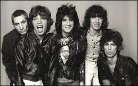 ''Ma chérie
Ne t'inquiète surtout pas de ce qu'il y a dans mon esprit, oh chérie
Je ne suis pas pressé je peux prendre mon temps, oh chérie
Je rougis et ma langue se noue
Je perds la tête et ma bouche devient sèche
Je plane mais je tente, tente, tente, oh chérie''