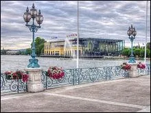 Dans quelle commune d'Île-de-France "Les eaux donnent force et énergie", peut-être pour mieux dépenser son argent au casino lequel occupe la première place en France pour ses recettes ?