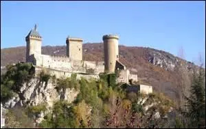 Elle se dit ma [...] c'est la première [...].
« Touche-z-y si tu l'oses ! » 
Non, je ne vous agresse pas, je vous demande quelle ville de l'Ariège de plus de 9 000 habitants avance fièrement cette devise.