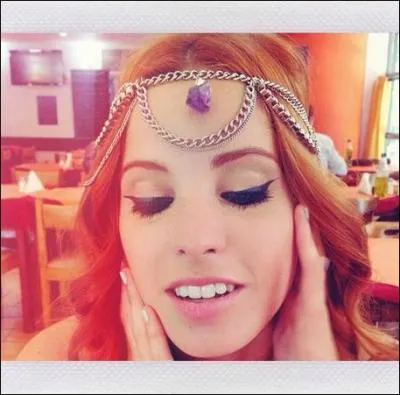 De quelle couleur sont ses cheveux ?