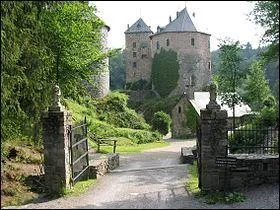 Comment s'appelle ce lieu historique se trouvant dans une des communes voisines à Malmedy ?