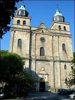 Comment se fait-il qu'une ville comme Malmedy possède une cathédrale ?