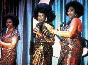 Où se situe le cabaret où Whoopi chante dans le premier film ?