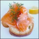 Le gravad lax, filets de saumon marinés servis sur de fines tranches de pain, est une spécialité de ...