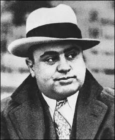 Quel gangster mondialement connu devient le parrain de la mafia de Chicago ?