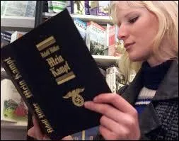 En Allemagne, Hitler publie l'ouvrage qu'il a rédigé en prison. Quel est son titre ?