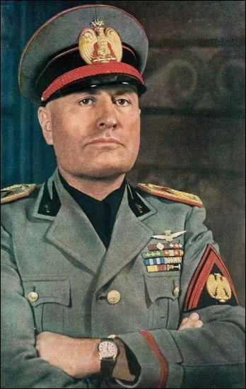 Par quelles lois le régime dictatorial est-il créé, en Italie ?