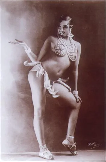 Dans le spectacle musical la "Revue nègre", quelle artiste fait frémir le Tout-Paris avec sa tenue légère et ses danses exotiques et érotiques ?