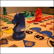 Comment s'appelle le jeu de société présent sur la photo ?