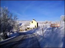 Voici le village auvergnat du Vernet-Sainte-Marguerite sous la neige. Il se trouve dans le département ...
