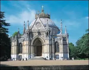 Je vous présente la chapelle royale où se trouvent les sépultures de la famille d'Orléans.