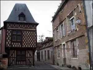 Sur la gauche de la photo, la Chancellerie, à droite la Maison Saint-Pol ou maison de François 1er, dans une ville du Loir-et-Cher de plus de 18 000 habitants.