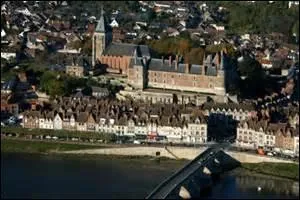 Quelle est cette ville connue pour ses faïenceries, dont le château, construit dès le VIIIe siècle, remanié au XVe siècle après des destructions, très endommagé lors de la Seconde Guerre mondiale, abrite le musée international de la Chasse ?