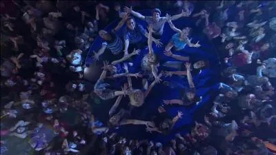 Quelle est la dernière chanson que la troupe a chantée dans la saison 2 ?