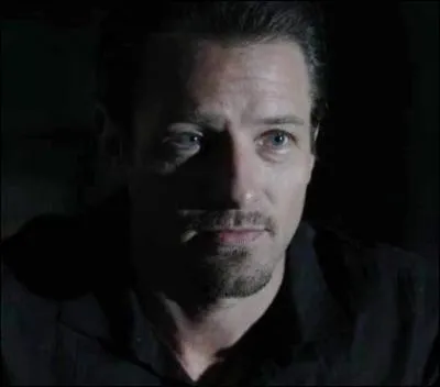 Quand Peter va en prison, qui est son colocataire qui a un 3e il ?