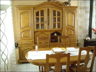 Une table et un buffet...