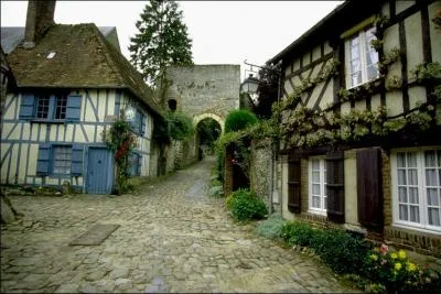 C'est dans ce lieu, classé parmi les plus beaux villages de France, que le peintre Henri Le Sidaner réalisa un grand nombre de ses oeuvres dans le style intimiste qui le caractérise. Comment s'appelle ce village, situé dans le département de l'Oise ? (clin d'oeil aux fidèles des quizz "Peinture" ! )