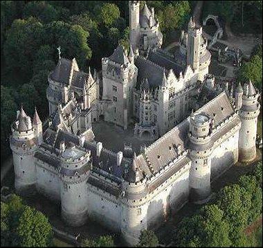 Dans quelle ville de l'Oise, située en lisière de la forêt de Compiègne, pouvez-vous visiter cet imposant château fort bâti au Moyen-Age, restauré par Viollet-le-Duc au 19e siècle ?