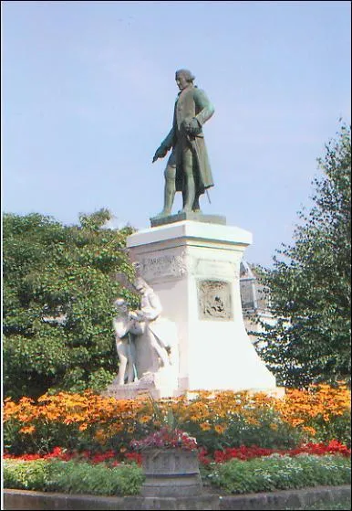 La ville de Montdidier, située dans le département de la Somme, a vu naître un personnage célèbre, pharmacien des armées et agronome, qui a popularisé la culture et la consommation d'un fameux tubercule dont nous ne saurions nous passer aujourdhui ! Il s'agit de :