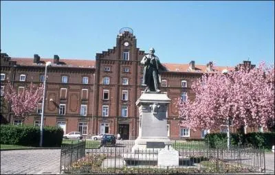 A Guise, au nord de l'Aisne, se trouve le "Familistère" ou "Palais social", fondé par Jean-Baptiste Godin, industriel philanthrope du 19e siècle. Quel était le domaine d'activité de l'usine Godin ?