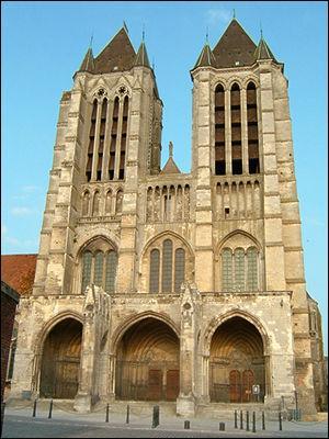 La première cathédrale de style gothique fut érigée à Noyon dans l'Oise, au 12e siècle, mais c'est aussi dans cette ville que vit le jour un célèbre théologien et réformateur protestant de la Renaissance. Il s'agit de :