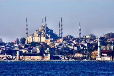 Sur quels deux continents s'étend la ville d'Istanbul ?
