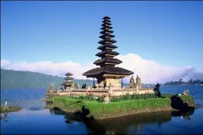 Quel pays a le drapeau identique à celui de Monaco ?