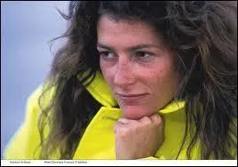 Florence Arthaud avait 57 ans ; à quel age a t'elle effectué sa première traversée de l'Atlantique avec le navigateur Jean-Claude Parisis ?