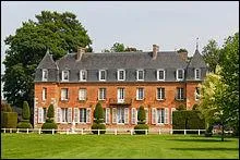 Petite commune de 400 habitants qui s'honore de la naissance, en 1887, d'un auteur à la production intense entre romans, nouvelles, essais, biographies, correspondances. 
Qui est ce virtuose de la peinture du terroir normand ?