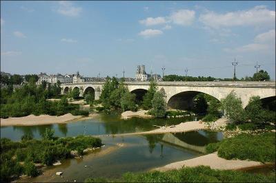 Le pont Georges V, de 325 mètres de long, a été construit sur la Loire en 1763
dans le département du Loiret. Il est situé à :